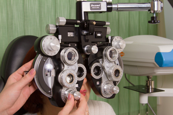 Глазные капли при астигматизме — лечение без операции (витамины)