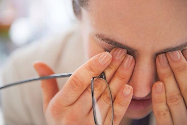 Боль в углу глаза у переносицы – причины и лечение