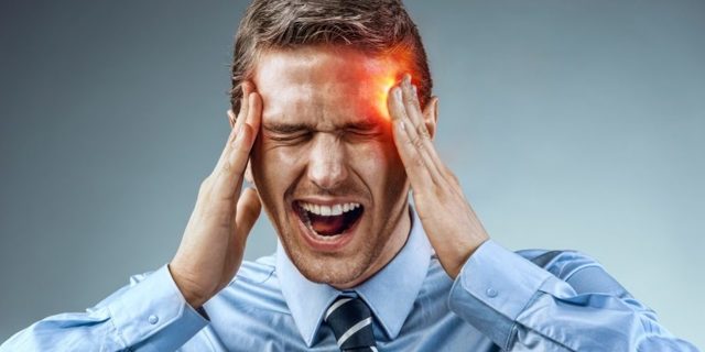 Боль в правом или левом виске отдающая в глаз – причины и лечение
