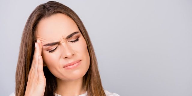 Боль в правом или левом виске отдающая в глаз – причины и лечение