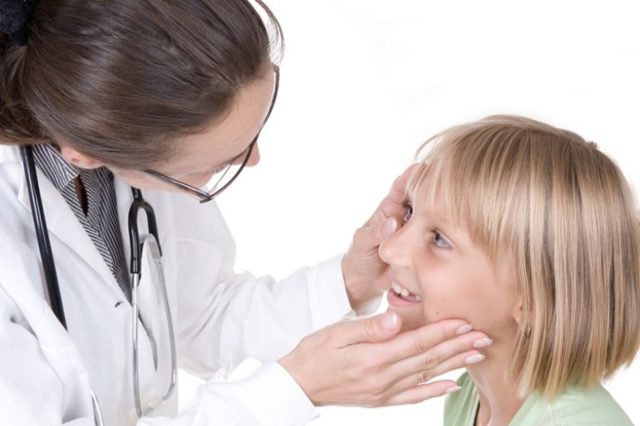 Конъюнктивит у детей до года — причины, симптомы и лечение