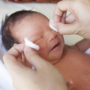 Конъюнктивит у новорожденного: симптомы и лечение конъюнктивита у грудничка