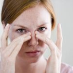 Боль в глазу при моргании – причины и лечение