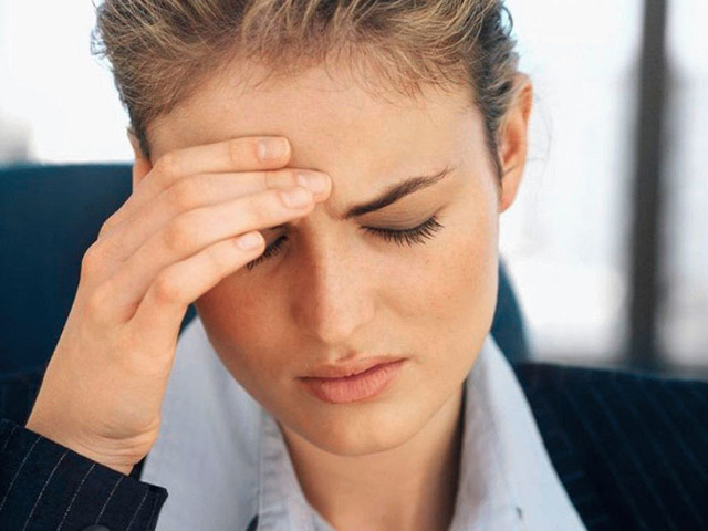 Боль в глазах и головная боль одновременно – причины и лечение